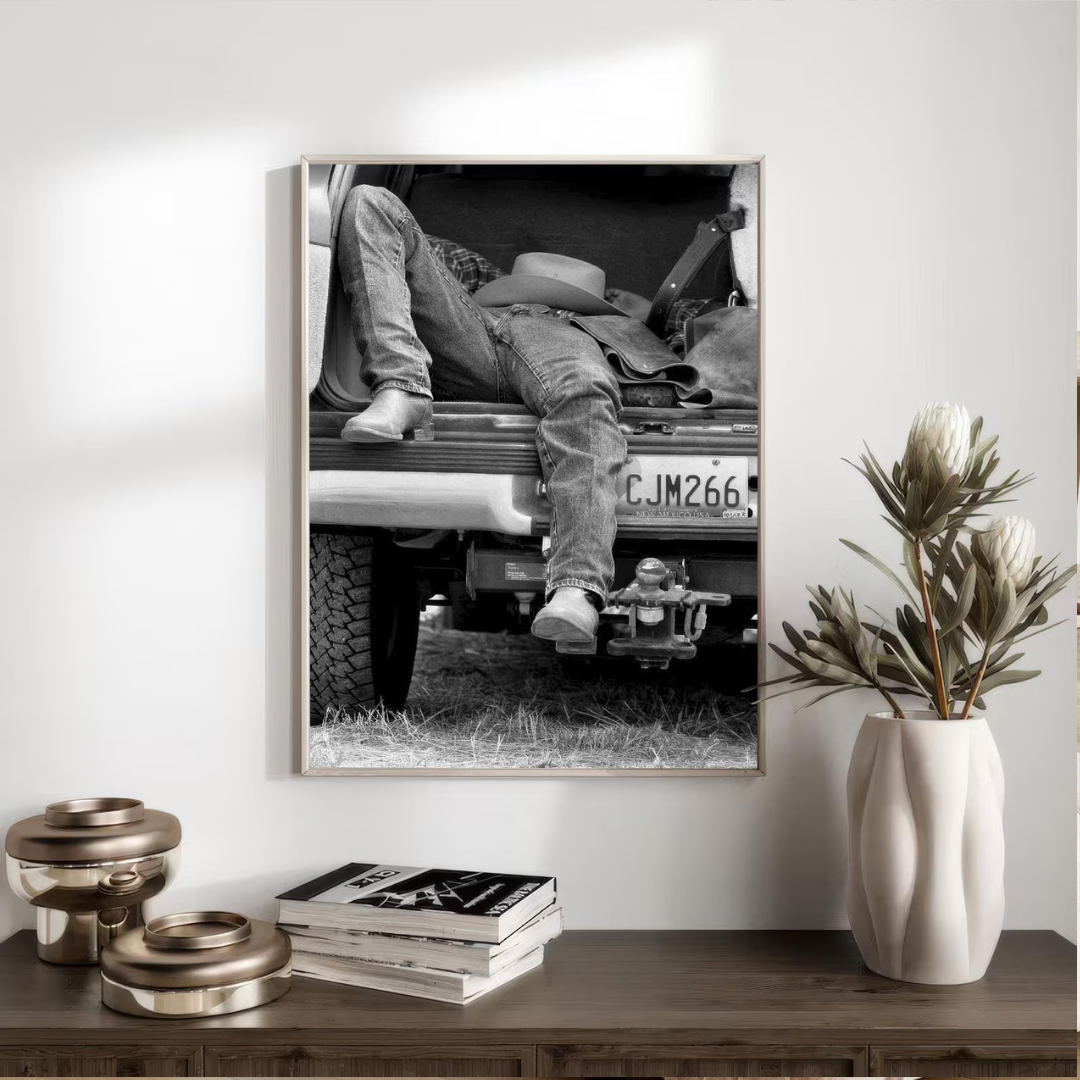 Cuadro Decorativo Póster de vaquero descansando en blanco y negro