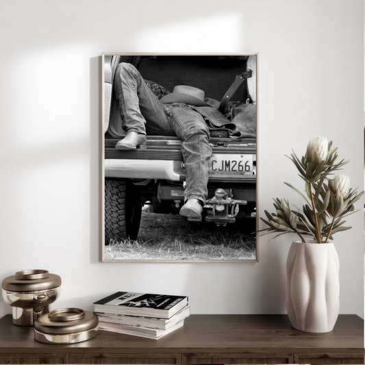 Cuadro Decorativo Póster de vaquero descansando en blanco y negro